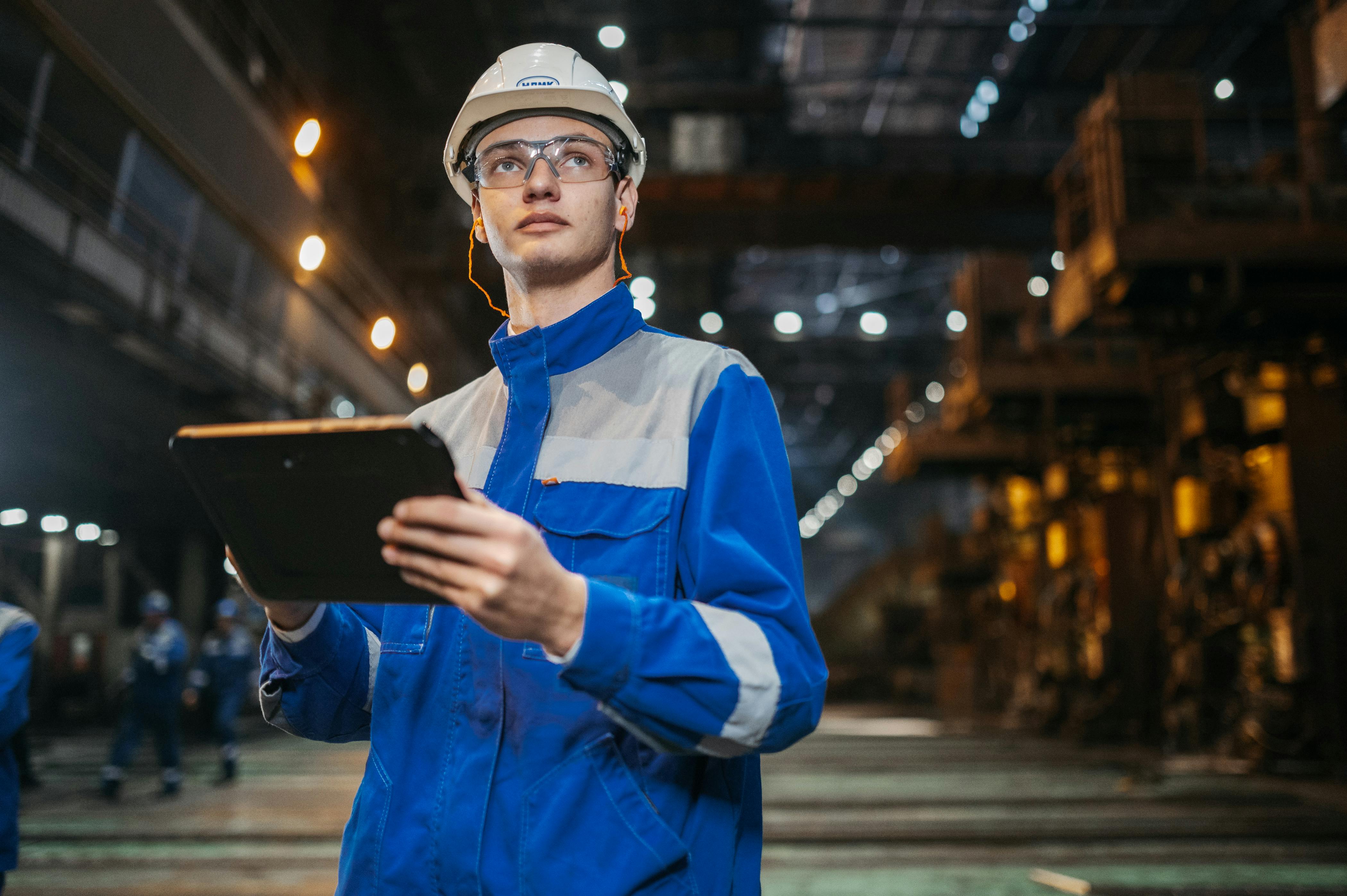 Profesional coordinando operación industrial con apoyo digital